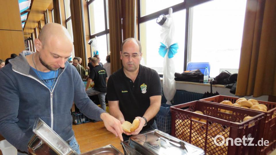 Wer sich typisieren lässt, hat auch Hunger: Als Dankeschön gab es Leberkässemmeln. Bild: ubb