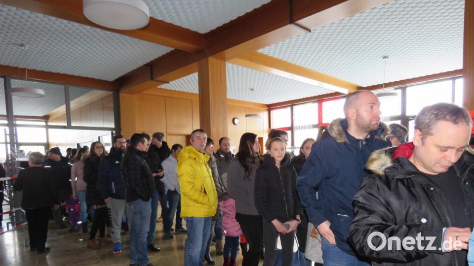 Geduldig warten die Stammzellenspender schon in den Morgenstunden auf Einlass in den Saal des Kettelerhauses, wo bereits alle Tische zur Typisierung besetzt sind. Bild: ubb