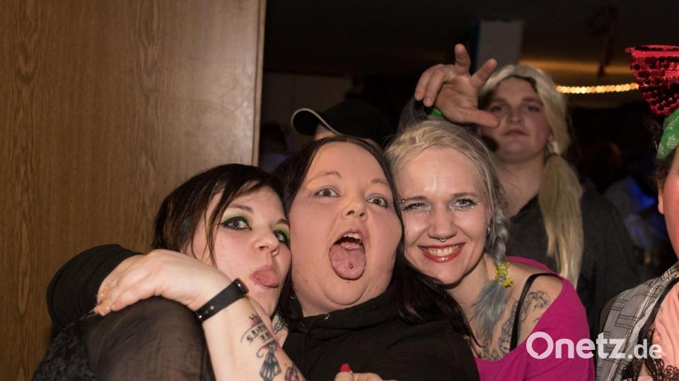 Beim Weiberfasching in Moosbach ging am &quot;Naschn Pfinsta&quot; die Post ab. Der ganze Ort war eine einzige Partymeile. Bild: dtr