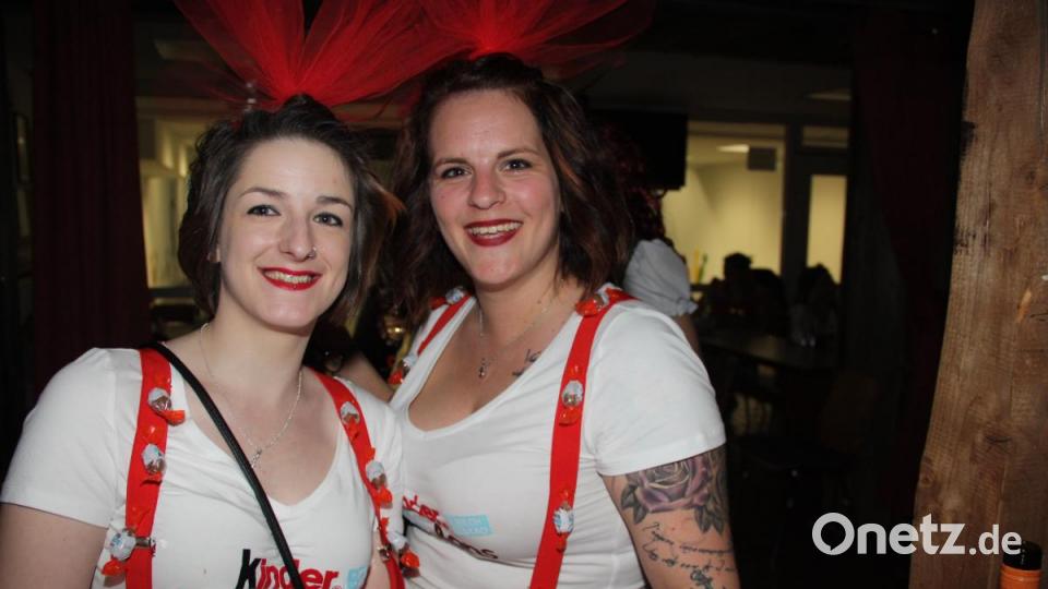 Hoch her ging es beim Weiberfasching in d`Wirtschaft. Viele tolle Masken bevölkerten die Säle. Bild: adj