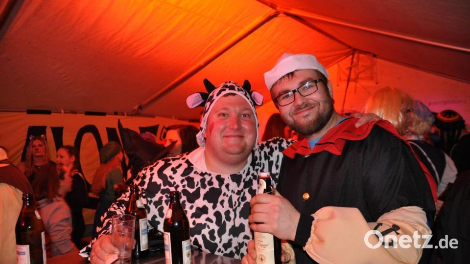 Popeye und Kuh prosten sich zu. Bild: ak