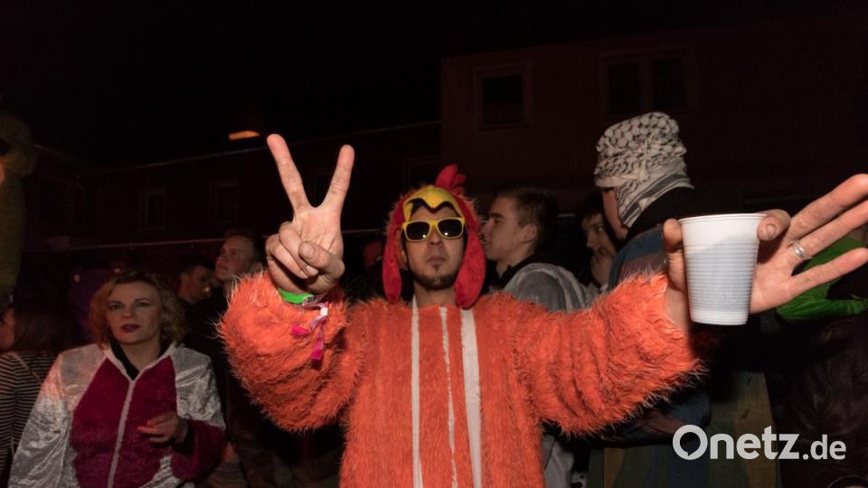Beim Weiberfasching in Moosbach ging am &quot;Naschn Pfinsta&quot; die Post ab. Der ganze Ort war eine einzige Partymeile. Bild: dtr
