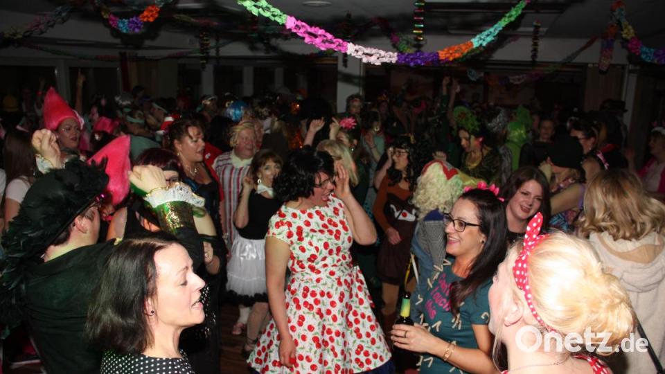 Hoch her ging es beim Weiberfasching in d`Wirtschaft. Viele tolle Masken bevölkerten die Säle. Bild: adj