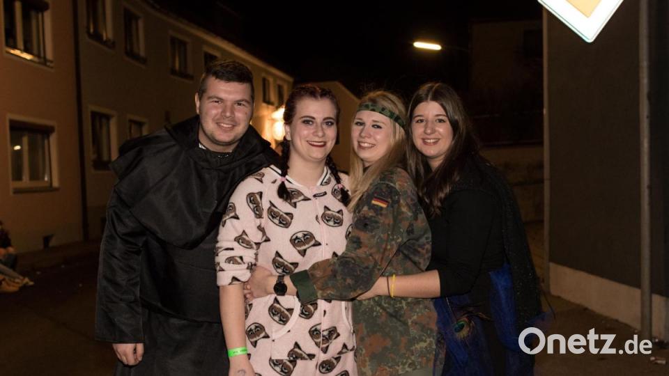Beim Weiberfasching in Moosbach ging am &quot;Naschn Pfinsta&quot; die Post ab. Der ganze Ort war eine einzige Partymeile. Bild: dtr