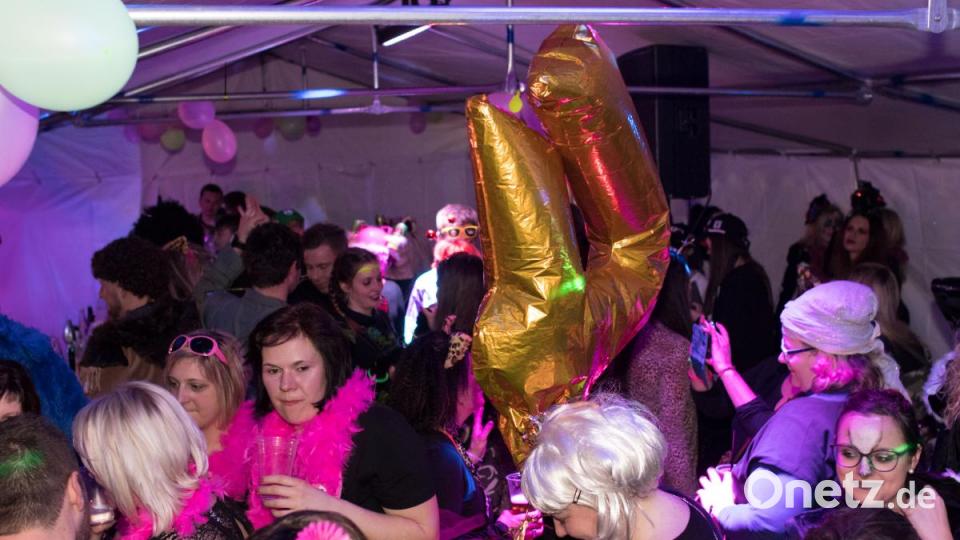 Beim Weiberfasching in Moosbach ging am &quot;Naschn Pfinsta&quot; die Post ab. Der ganze Ort war eine einzige Partymeile. Bild: dtr