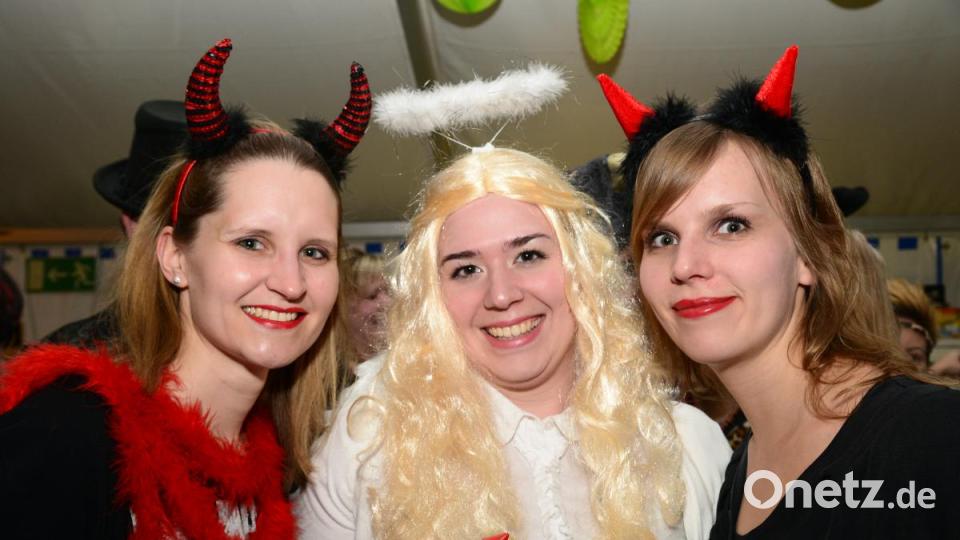 Teufelchen und Engel stehen sich beim Hammerleser Weiberfasching ganz nahe. Bild: bey
