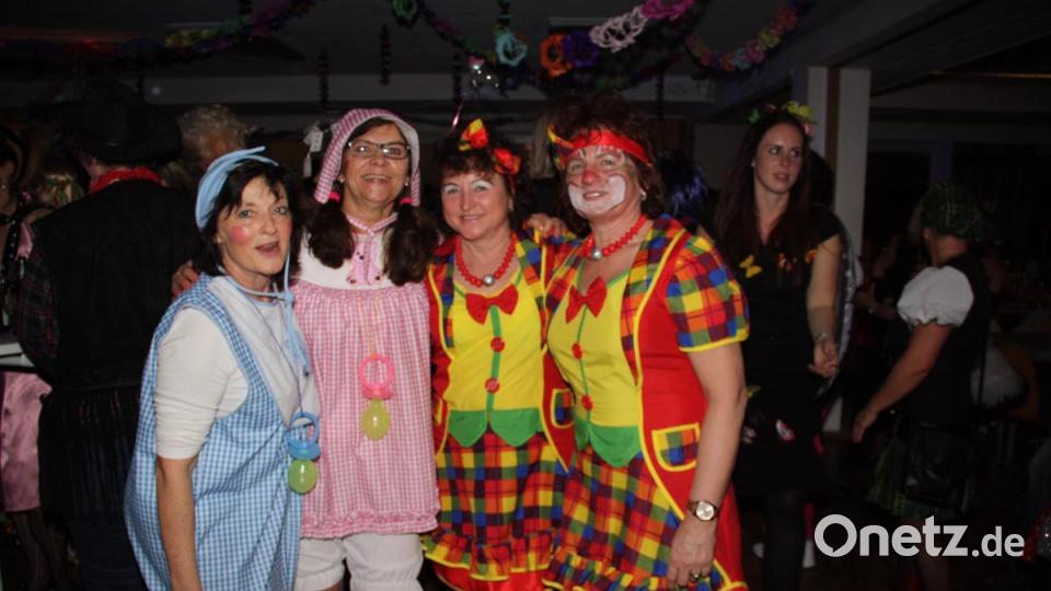 Hoch her ging es beim Weiberfasching in d`Wirtschaft. Viele tolle Masken bevölkerten die Säle. Bild: adj