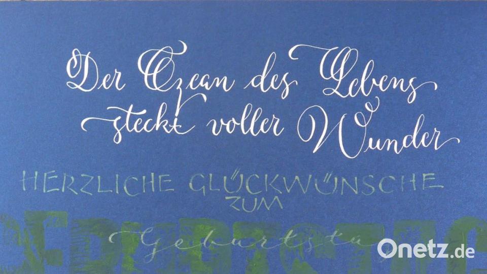 Zwei Schriftproben: „Der Ozean des Lebens steckt voller Wunder“ ist aus der englischen Schreibschrift übernommen und nennt sich: Handlettering / moderne Variation; „Herzliche Glückwünsche“ ist Schriftart Antiqua. Bild: mzi