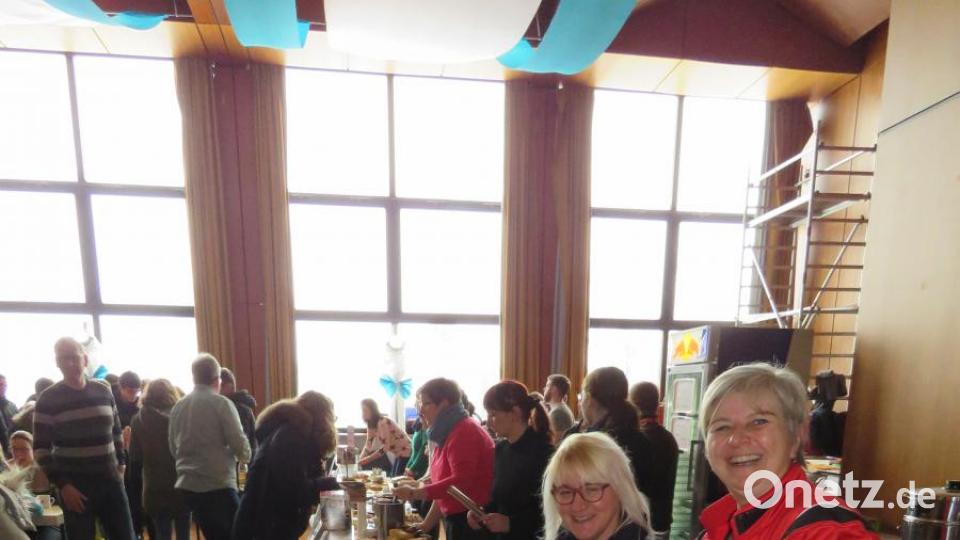 ...und eine Kuchenbüffett mit über 200 Kuchen und Torten, alle selbstgemacht. Bild: ubb