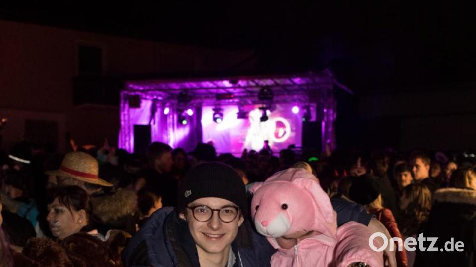 Beim Weiberfasching in Moosbach ging am &quot;Naschn Pfinsta&quot; die Post ab. Der ganze Ort war eine einzige Partymeile. Bild: dtr