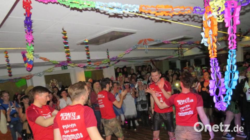 Hoch her ging es beim Weiberfasching in d`Wirtschaft. Viele tolle Masken bevölkerten die Säle. Bild: adj