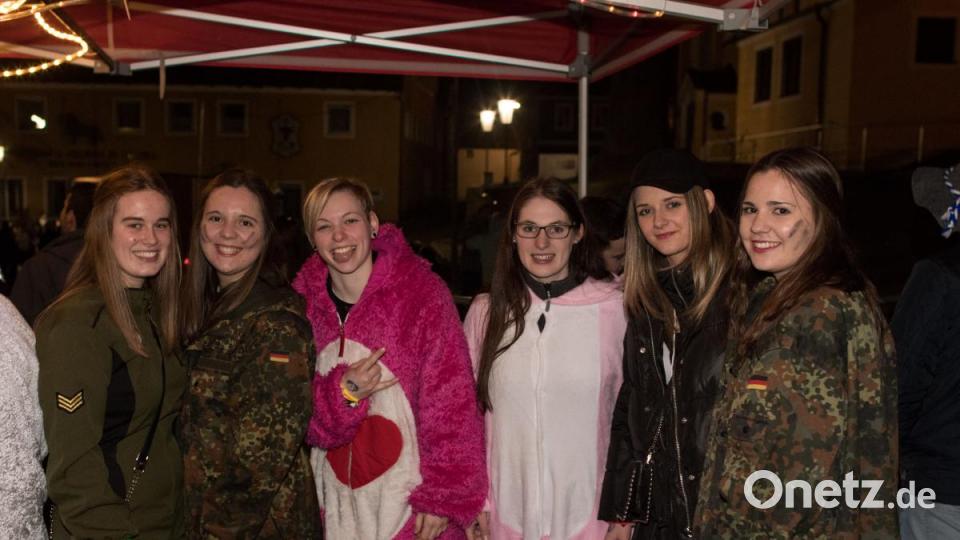 Beim Weiberfasching in Moosbach ging am &quot;Naschn Pfinsta&quot; die Post ab. Der ganze Ort war eine einzige Partymeile. Bild: dtr