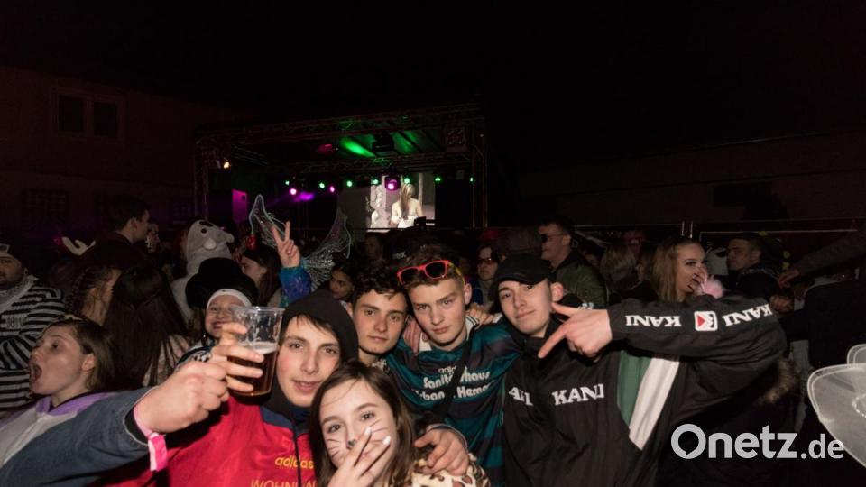 Beim Weiberfasching in Moosbach ging am &quot;Naschn Pfinsta&quot; die Post ab. Der ganze Ort war eine einzige Partymeile. Bild: dtr