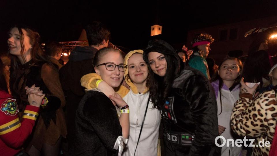 Beim Weiberfasching in Moosbach ging am &quot;Naschn Pfinsta&quot; die Post ab. Der ganze Ort war eine einzige Partymeile. Bild: dtr