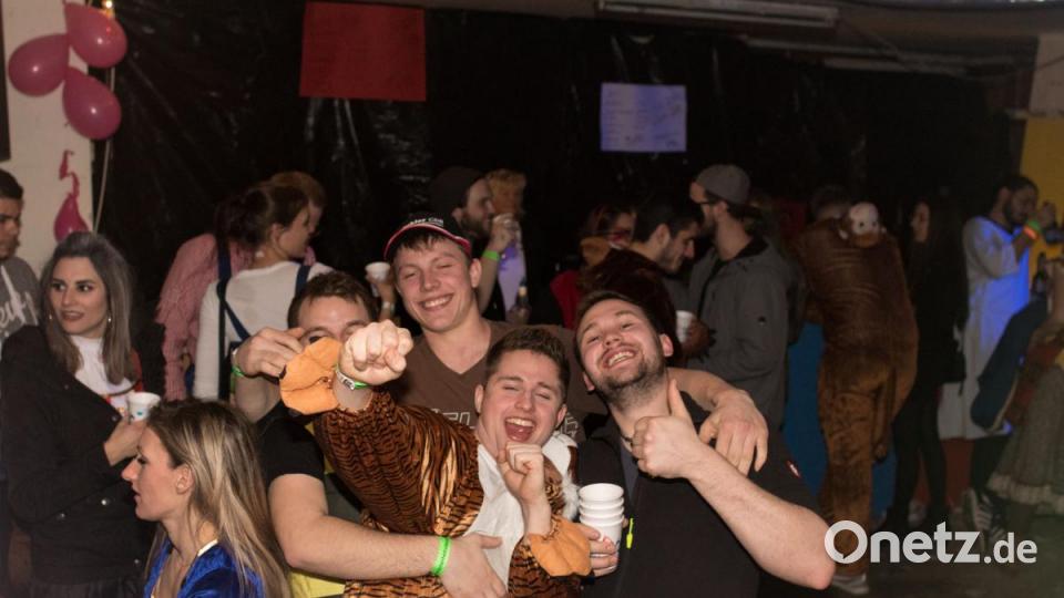 Beim Weiberfasching in Moosbach ging am &quot;Naschn Pfinsta&quot; die Post ab. Der ganze Ort war eine einzige Partymeile. Bild: dtr