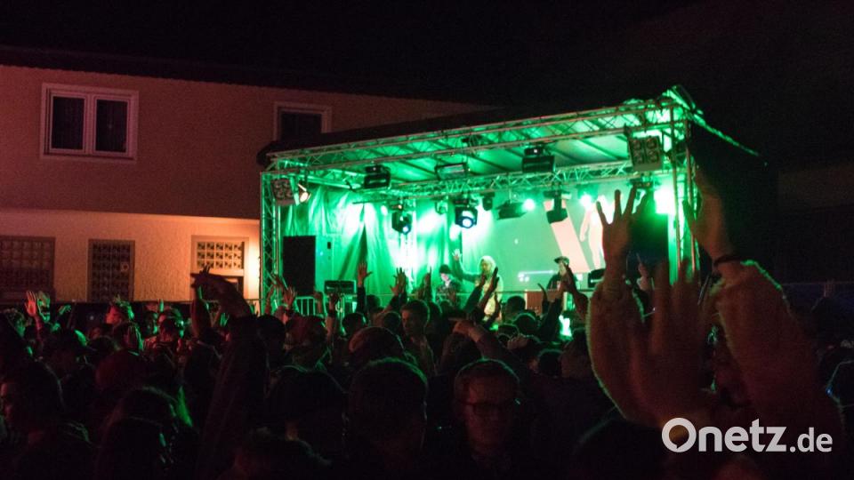 Beim Weiberfasching in Moosbach ging am &quot;Naschn Pfinsta&quot; die Post ab. Der ganze Ort war eine einzige Partymeile. Bild: dtr