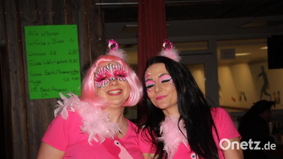 Hoch her ging es beim Weiberfasching in d`Wirtschaft. Viele tolle Masken bevölkerten die Säle. Bild: adj