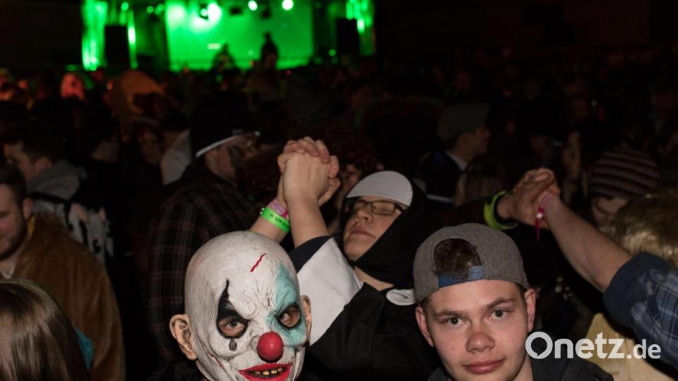Beim Weiberfasching in Moosbach ging am &quot;Naschn Pfinsta&quot; die Post ab. Der ganze Ort war eine einzige Partymeile. Bild: dtr