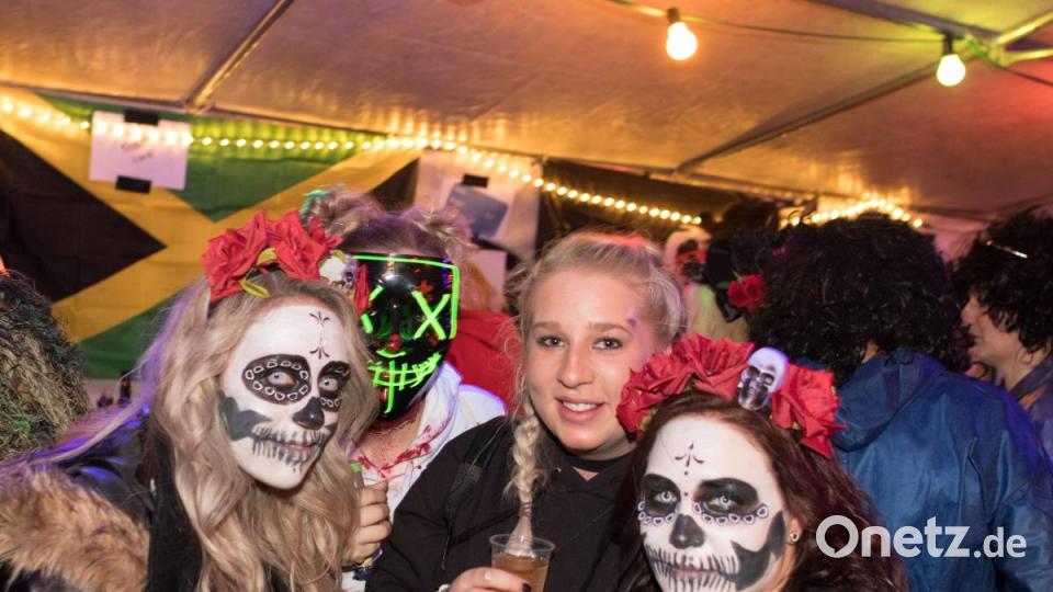 Beim Weiberfasching in Moosbach ging am &quot;Naschn Pfinsta&quot; die Post ab. Der ganze Ort war eine einzige Partymeile. Bild: dtr