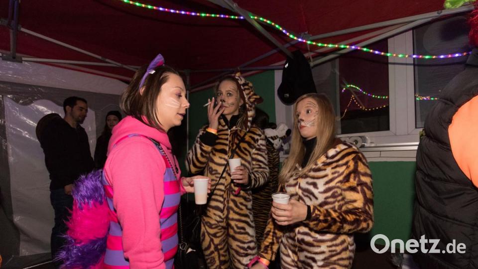 Beim Weiberfasching in Moosbach ging am &quot;Naschn Pfinsta&quot; die Post ab. Der ganze Ort war eine einzige Partymeile. Bild: dtr