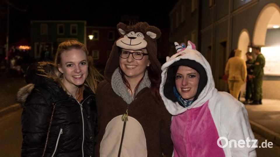 Beim Weiberfasching in Moosbach ging am &quot;Naschn Pfinsta&quot; die Post ab. Der ganze Ort war eine einzige Partymeile. Bild: dtr