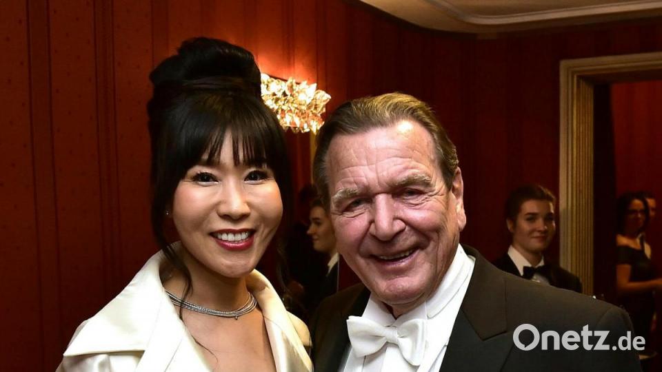 Gerhard Schröder und seine Frau Soyeon Kim waren schon früh auf dem Tanzparkett zu finden. Foto: Hans Punz/APA Bild: Hans Punz