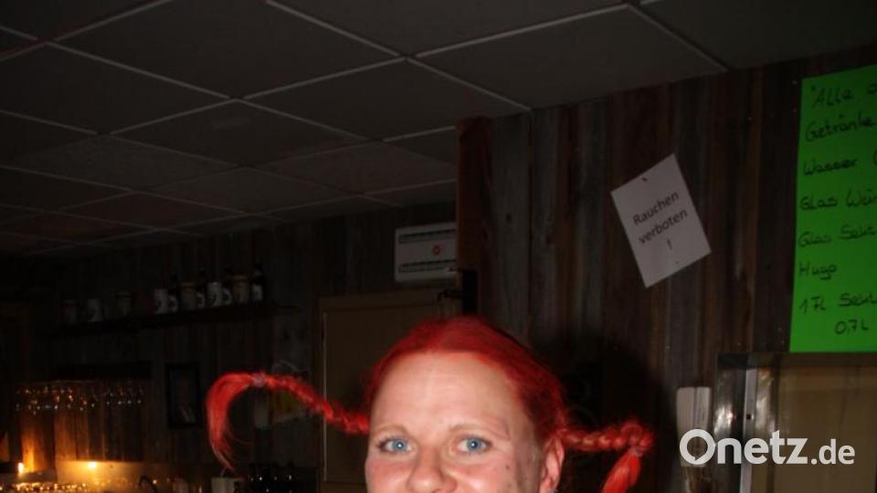 Hoch her ging es beim Weiberfasching in d`Wirtschaft. Viele tolle Masken bevölkerten die Säle. Bild: adj