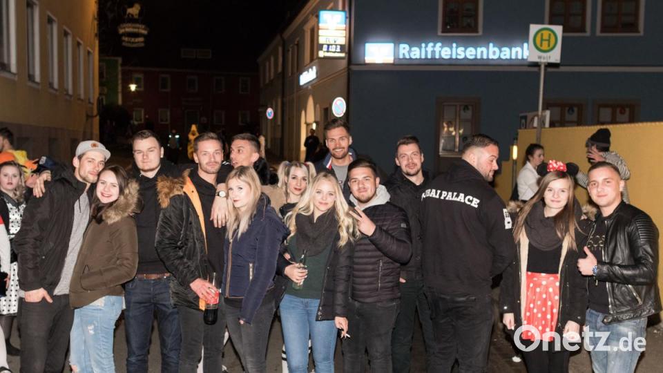 Beim Weiberfasching in Moosbach ging am &quot;Naschn Pfinsta&quot; die Post ab. Der ganze Ort war eine einzige Partymeile. Bild: dtr