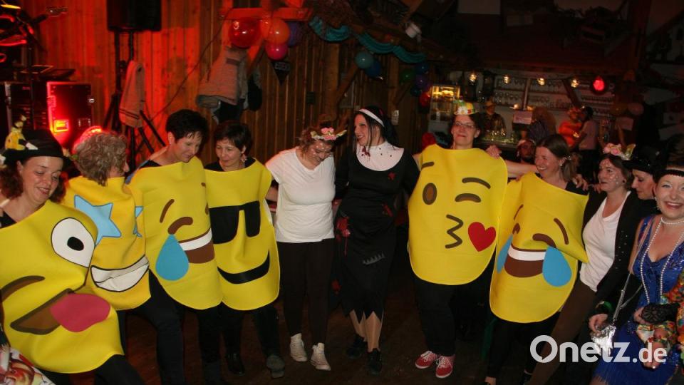 Bereits beim Weiberfasching-Start war eines gewiss: Der Abend dürfte lang werden. Bild: wro