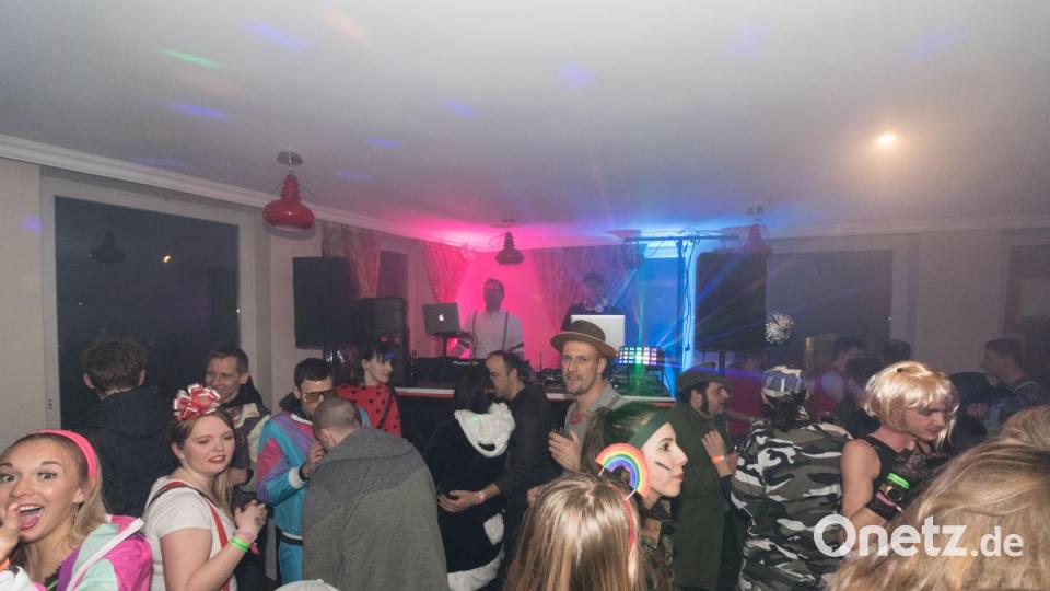 Beim Weiberfasching in Moosbach ging am &quot;Naschn Pfinsta&quot; die Post ab. Der ganze Ort war eine einzige Partymeile. Bild: dtr