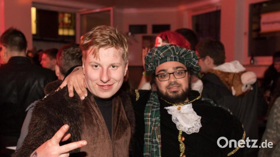 Beim Weiberfasching in Moosbach ging am &quot;Naschn Pfinsta&quot; die Post ab. Der ganze Ort war eine einzige Partymeile. Bild: dtr