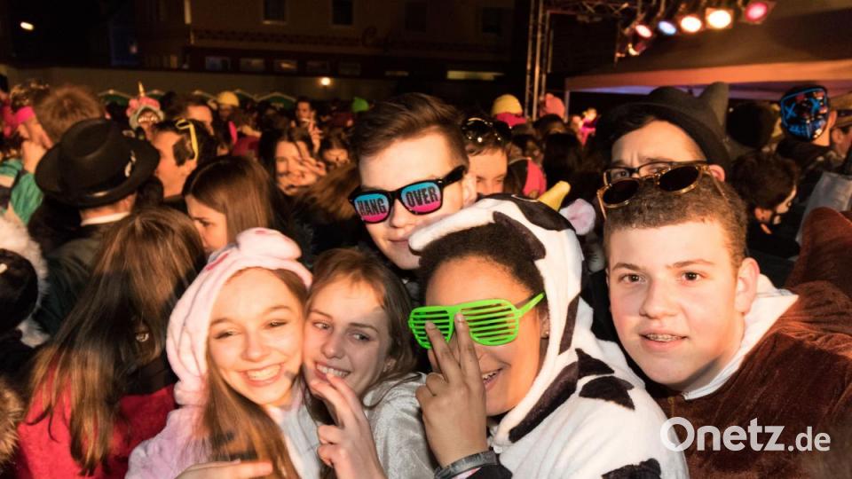 Beim Weiberfasching in Moosbach ging am &quot;Naschn Pfinsta&quot; die Post ab. Der ganze Ort war eine einzige Partymeile. Bild: dtr