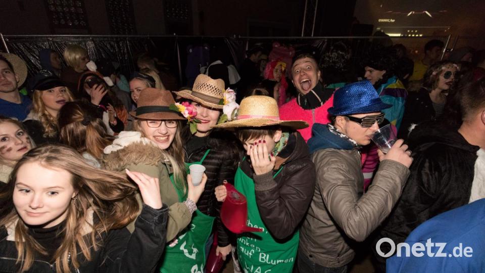 Beim Weiberfasching in Moosbach ging am &quot;Naschn Pfinsta&quot; die Post ab. Der ganze Ort war eine einzige Partymeile. Bild: dtr