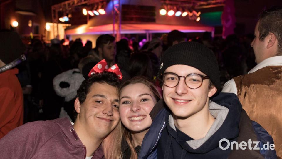 Beim Weiberfasching in Moosbach ging am &quot;Naschn Pfinsta&quot; die Post ab. Der ganze Ort war eine einzige Partymeile. Bild: dtr