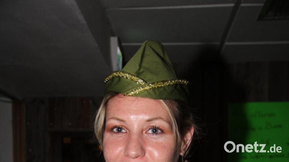 Hoch her ging es beim Weiberfasching in d`Wirtschaft. Viele tolle Masken bevölkerten die Säle. Bild: adj