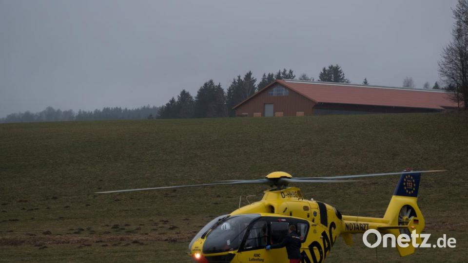Zwischen Beierfeld und Bärnau ereignete sich am Donnerstagmorgen ein schwerer Verkehrsunfall. Ein 19-jähriger Fahrer kam von der Straße ab und rammte eine Birke. Der junge Mann verletzte sich schwer am Bein und wurde mit dem Hubschrauber in das Klinikum Bayreuth geflogen. Bild: tr