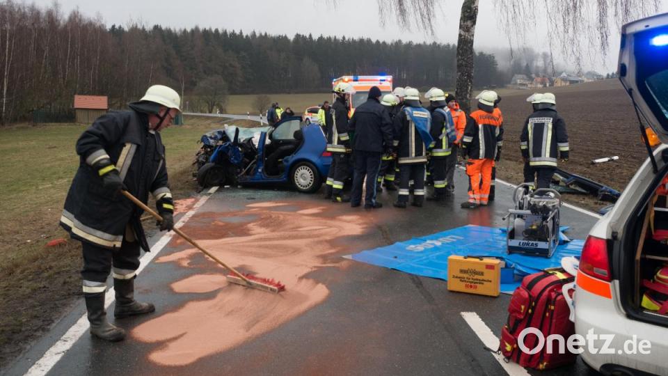 Zwischen Beierfeld und Bärnau ereignete sich am Donnerstagmorgen ein schwerer Verkehrsunfall. Ein 19-jähriger Fahrer kam von der Straße ab und rammte eine Birke. Der junge Mann verletzte sich schwer am Bein und wurde mit dem Hubschrauber in das Klinikum Bayreuth geflogen. Bild: tr