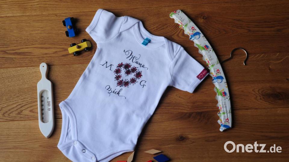Digitalisiert bedruckter Babybody mit der Schriftart „Handlettering“. Bild: mzi