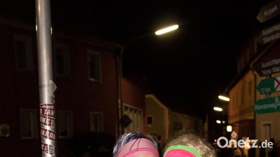 Beim Weiberfasching in Moosbach ging am &quot;Naschn Pfinsta&quot; die Post ab. Der ganze Ort war eine einzige Partymeile. Bild: dtr