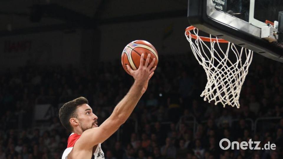 Seit den ersten Olympischen Spielen der Neuzeit 1896 ist die Zahl der Sportarten immer weiter gestiegen. Inzwischen zählt auch Basketball dazu. Bild: Nicolas Armer/dpa