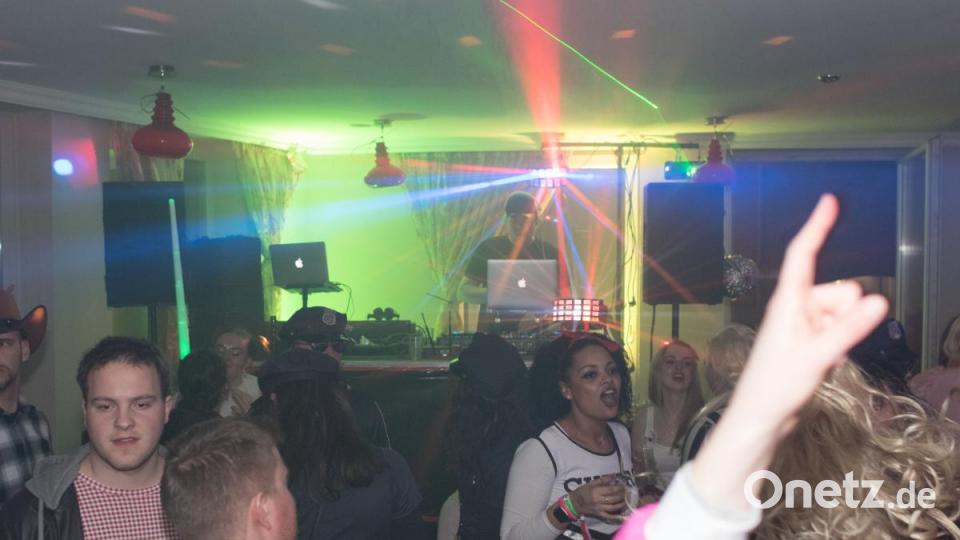 Beim Weiberfasching in Moosbach ging am &quot;Naschn Pfinsta&quot; die Post ab. Der ganze Ort war eine einzige Partymeile. Bild: dtr