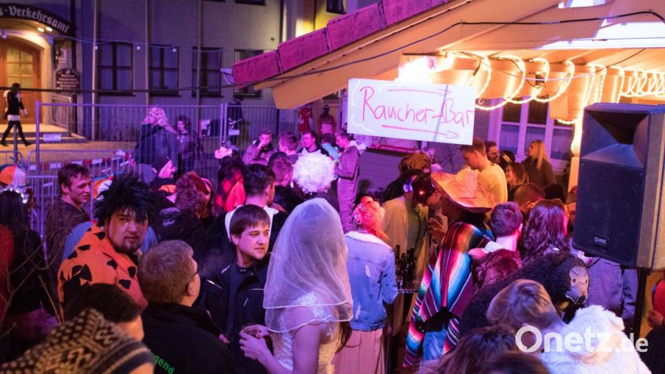 Beim Weiberfasching in Moosbach ging am &quot;Naschn Pfinsta&quot; die Post ab. Der ganze Ort war eine einzige Partymeile. Bild: dtr