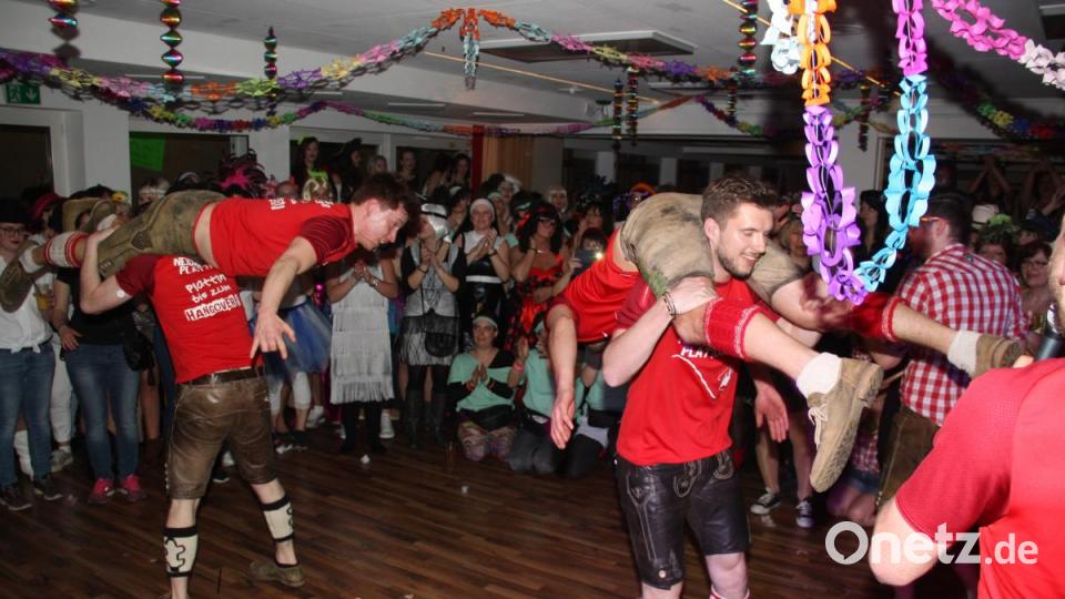 Hoch her geht es beim Weiberfasching in "d`Wirtschaft". Bild: adj