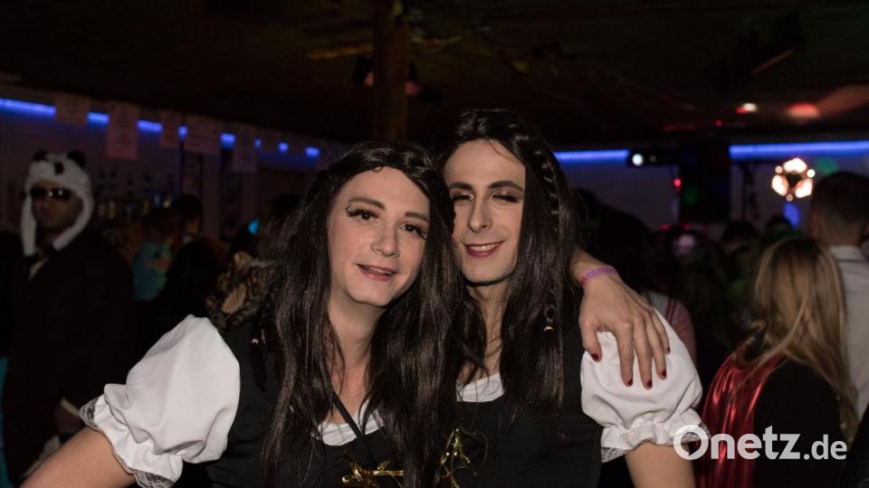 Beim Weiberfasching in Moosbach ging am &quot;Naschn Pfinsta&quot; die Post ab. Der ganze Ort war eine einzige Partymeile. Bild: dtr
