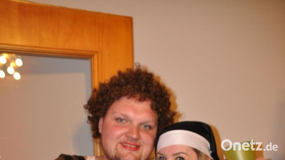 An Perücke und Kleid hat Mann gedacht, fürs Rasieren blieb keine Zeit. Bild: ak