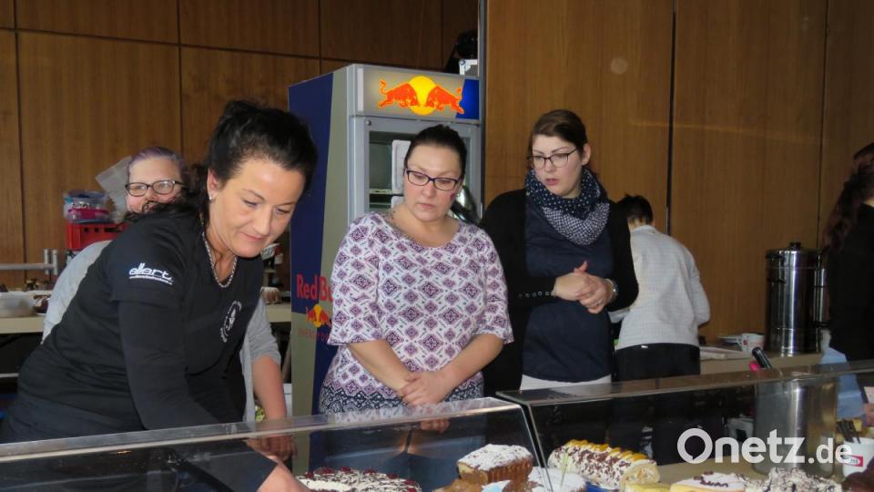 Kuchen und Torten als Dankeschön für die Typisierung wurden von netten Vereinsfrauen ausgeteilt. Bild: ubb