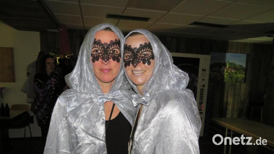 Hoch her ging es beim Weiberfasching in d`Wirtschaft. Viele tolle Masken bevölkerten die Säle. Bild: adj