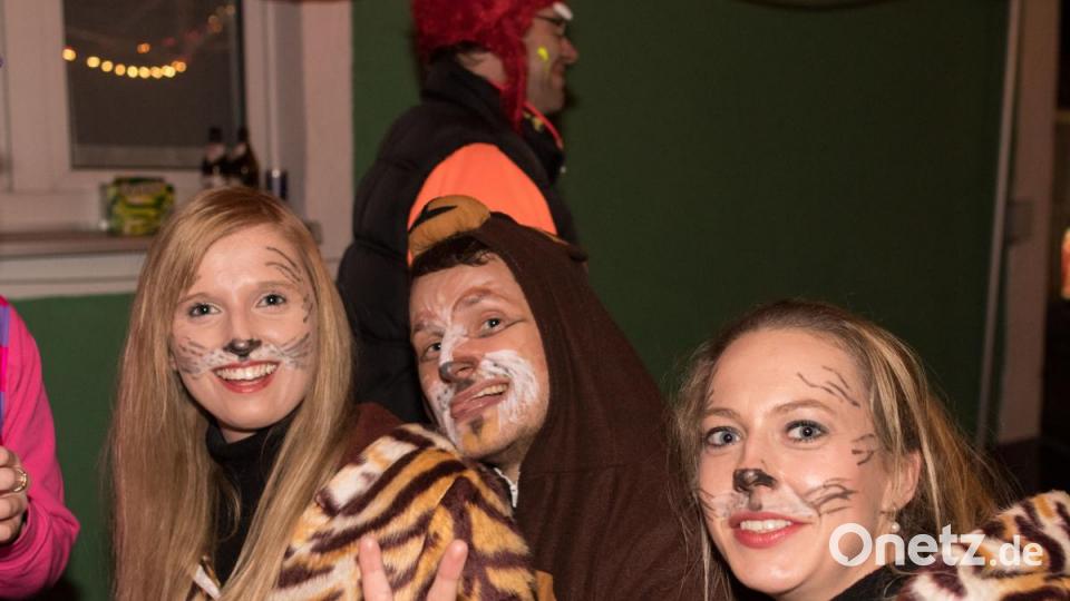 Beim Weiberfasching in Moosbach ging am &quot;Naschn Pfinsta&quot; die Post ab. Der ganze Ort war eine einzige Partymeile. Bild: dtr