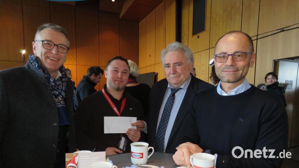 Die Bürgermeister Franz Stahl und Peter Gold sowie stellvertretender Landrat Alfred Scheidler (von links) sprechen Hugos Vater Berthold Wallbrunn (Zweiter von links) Mut zu und geben ihm jede nur mögliche Unterstützung. Bild: ubb
