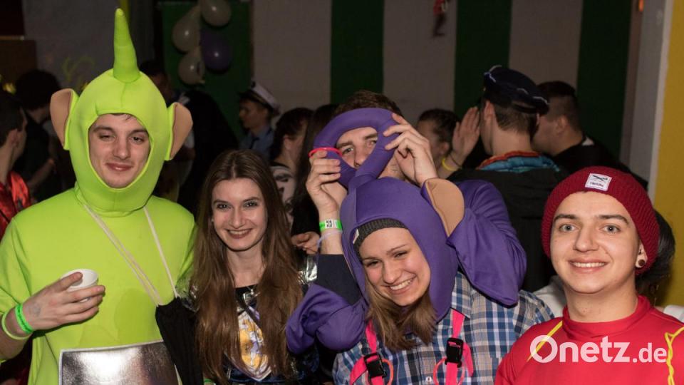 Beim Weiberfasching in Moosbach ging am &quot;Naschn Pfinsta&quot; die Post ab. Der ganze Ort war eine einzige Partymeile. Bild: dtr